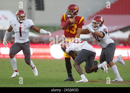 08. Oktober 2022 USC Trojans Quarterback Caleb Williams #13 trägt den Ball während des NCAA-Fußballspiels zwischen den Washington State Cougars und den USC Trojans im Los Angeles Coliseum in Los Angeles, Kalifornien. Obligatorischer Bildnachweis: Charles Baus/CSM Stockfoto