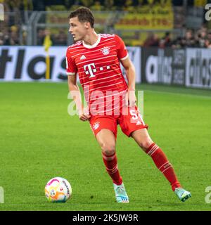 Dortmund, Nordrhein-Westfalen, Deutschland. 8. Oktober 2022. Der FC Bayern München-Spieler BENJAMIN PAVARD (5) kontrolliert den Ball im Spiel Borussia Dortmund gegen den FC Bayern München im Signal Iduna Park in Dortmund am 8. Oktober 2022. (Bild: © Kai Dambach/ZUMA Press Wire) Bild: ZUMA Press, Inc./Alamy Live News Stockfoto