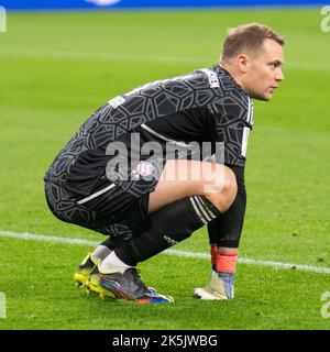 Dortmund, Nordrhein-Westfalen, Deutschland. 8. Oktober 2022. FC Bayern München Torwart MANUEL NEUER (1) hockt beim Spiel Borussia Dortmund gegen FC Bayern München im Signal Iduna Park in Dortmund am 8. Oktober 2022. (Bild: © Kai Dambach/ZUMA Press Wire) Bild: ZUMA Press, Inc./Alamy Live News Stockfoto