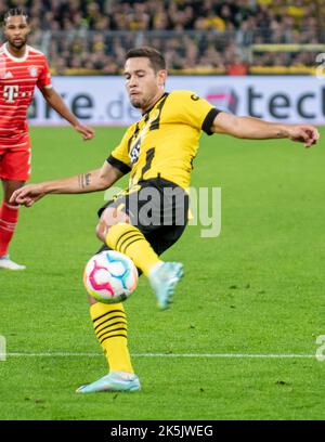 Dortmund, Nordrhein-Westfalen, Deutschland. 8. Oktober 2022. RAPHAEL GUERREIRO (13) von Borussia Dortmund versucht am 8. Oktober 2022 im Signal Iduna Park in Dortmund einen Pass im Spiel Borussia Dortmund gegen den FC Bayern München. (Bild: © Kai Dambach/ZUMA Press Wire) Bild: ZUMA Press, Inc./Alamy Live News Stockfoto