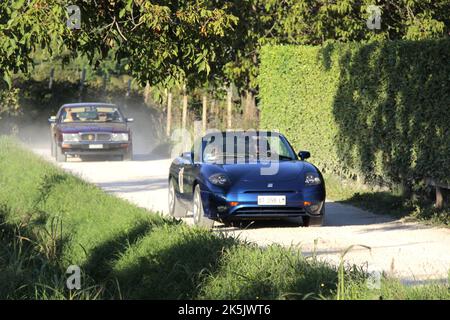 17. Ausgabe der kulturellen touristischen Veranstaltung für Oldtimer in den historischen Hügeln von Conegliano Valdobbiadene, ein UNESCO-Weltkulturerbe. (Foto von Mimmo Lamacchia/Pacific Press) Stockfoto