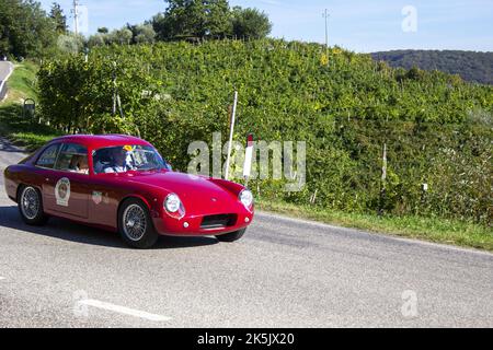 17. Ausgabe der kulturellen touristischen Veranstaltung für Oldtimer in den historischen Hügeln von Conegliano Valdobbiadene, ein UNESCO-Weltkulturerbe. (Foto von Mimmo Lamacchia/Pacific Press) Stockfoto