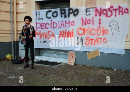 Salerno, Italien - Oktober 08/2022 : Junge Studenten und Freiwillige von Verbänden, nahmen an der Veranstaltung Teil, um ihre Nähe zu iranischen Frauen nach dem Tod von Mahsa Amini auszudrücken. Der Iran kurdischer Abstammung, der am 22. Juni von der moralischen Polizei getötet wurde, ist seit der Nachricht von ihrem Tod auf den Straßen des Iran mit Demonstranten gefüllt, die mehr Freiheit und mehr Rechte fordern. Die Regierung reagierte mit gewaltsamer Unterdrückung der Proteste und einer Internetblockade in der Hauptstadt, während die Städte im Rest des Landes keinen Zugang mehr zu Whatsapp und Instagram haben.eine aktivistische Spea Stockfoto