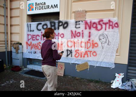 Salerno, Italien - Oktober 08/2022 : Junge Studenten und Freiwillige von Verbänden, nahmen an der Veranstaltung Teil, um ihre Nähe zu iranischen Frauen nach dem Tod von Mahsa Amini auszudrücken. Der Iran kurdischer Abstammung, der am 22. Juni von der moralischen Polizei getötet wurde, ist seit der Nachricht von ihrem Tod auf den Straßen des Iran mit Demonstranten gefüllt, die mehr Freiheit und mehr Rechte fordern. Die Regierung reagierte mit gewaltsamer Unterdrückung der Proteste und einer Internetblockade in der Hauptstadt, während die Städte im Rest des Landes keinen Zugang mehr zu Whatsapp und Instagram haben. (Foto von Pasqu Stockfoto