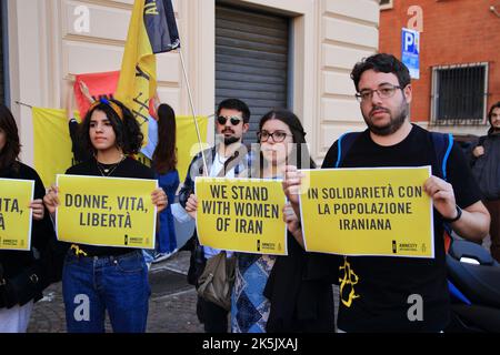 Salerno, Italien - Oktober 08/2022 : Junge Studenten und Freiwillige von Verbänden, nahmen an der Veranstaltung Teil, um ihre Nähe zu iranischen Frauen nach dem Tod von Mahsa Amini auszudrücken. Der Iran kurdischer Abstammung, der am 22. Juni von der moralischen Polizei getötet wurde, ist seit der Nachricht von ihrem Tod auf den Straßen des Iran mit Demonstranten gefüllt, die mehr Freiheit und mehr Rechte fordern. Die Regierung reagierte mit gewaltsamer Unterdrückung der Proteste und einer Internetblockade in der Hauptstadt, während die Städte im Rest des Landes keinen Zugang mehr zu Whatsapp und Instagram haben.Amnesty Internat Stockfoto