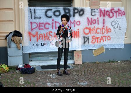 Salerno, Italien - Oktober 08/2022 : Junge Studenten und Freiwillige von Verbänden, nahmen an der Veranstaltung Teil, um ihre Nähe zu iranischen Frauen nach dem Tod von Mahsa Amini auszudrücken. Der Iran kurdischer Abstammung, der am 22. Juni von der moralischen Polizei getötet wurde, ist seit der Nachricht von ihrem Tod auf den Straßen des Iran mit Demonstranten gefüllt, die mehr Freiheit und mehr Rechte fordern. Die Regierung reagierte mit gewaltsamer Unterdrückung der Proteste und einer Internetblockade in der Hauptstadt, während die Städte im Rest des Landes keinen Zugang mehr zu Whatsapp und Instagram haben.eine aktivistische Spea Stockfoto