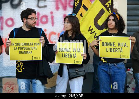 Salerno, Italien - Oktober 08/2022 : Junge Studenten und Freiwillige von Verbänden, nahmen an der Veranstaltung Teil, um ihre Nähe zu iranischen Frauen nach dem Tod von Mahsa Amini auszudrücken. Der Iran kurdischer Abstammung, der am 22. Juni von der moralischen Polizei getötet wurde, ist seit der Nachricht von ihrem Tod auf den Straßen des Iran mit Demonstranten gefüllt, die mehr Freiheit und mehr Rechte fordern. Die Regierung reagierte mit gewaltsamer Unterdrückung der Proteste und einer Internetblockade in der Hauptstadt, während die Städte im Rest des Landes keinen Zugang mehr zu Whatsapp und Instagram haben.Amnesty Internat Stockfoto