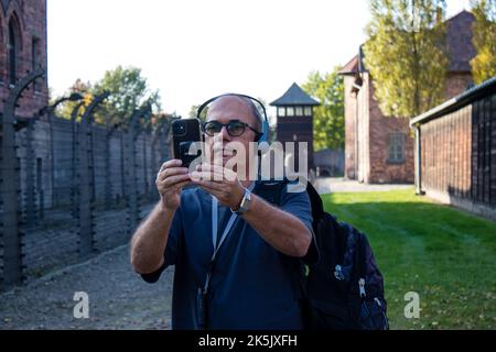 Oswiecim, Polen - 07. Oktober 2022 Menschen besuchen Auschwitz, den größten Konzentrationslagerkomplex im Dritten Reich Stockfoto