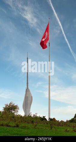 Türkische Flagge im Camlica Park mit Kucuk Camlica TV Radio Tower, oder Kucuk Camlica TV Radyo Kulesi im Hintergrund an einem Sommertag, Uskudar Bezirk, Istanbul, Türkei Stockfoto