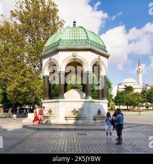 Istanbul, Türkei - 30. August 2022: Deutscher Brunnen oder Alman Cesmesi, ein Brunnen im Pavillonstil am nördlichen Ende des alten Hippodroms oder Sultanahmet-Platz Stockfoto