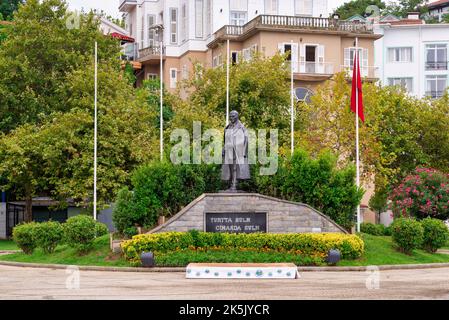 Einer der Hauptplätze auf Buyukada, oder Princes Island, mit der Statue des modernen türkischen Gründers, Mustafa Kemal Atatürk, mit Hintergrund der traditionellen Häuser der Insel, Istanbul, Türkei Stockfoto