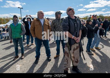 Greeley, Usa. 08. Oktober 2022. Die Teilnehmer des Rod of Iron Freedom Festivals sehen zu, wie das Patriot Fallschirmteam landet. Das Rod of Iron Freedom Festival ist eine dreitägige Veranstaltung, bei der die zweite Änderung gefeiert wird. Rev. Sean Moon von der Unification Church veranstaltet die Veranstaltung im Tommy Gun Warehouse, die Teilnehmer können auf einem Waffenlager schießen, eine Waffenauktion wird abgehalten, Referenten und eine Waffenlager-Modenschau sind alles Highlights. Kredit: SOPA Images Limited/Alamy Live Nachrichten Stockfoto