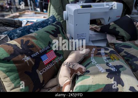 Greeley, Usa. 08. Oktober 2022. Auf dem Rod of Iron Festival werden Kissen und andere Stofftiere aus Militärkleidung verkauft. Das Rod of Iron Freedom Festival ist eine dreitägige Veranstaltung, bei der die zweite Änderung gefeiert wird. Rev. Sean Moon von der Unification Church veranstaltet die Veranstaltung im Tommy Gun Warehouse, die Teilnehmer können auf einem Waffenlager schießen, eine Waffenauktion wird abgehalten, Referenten und eine Waffenlager-Modenschau sind alles Highlights. Kredit: SOPA Images Limited/Alamy Live Nachrichten Stockfoto