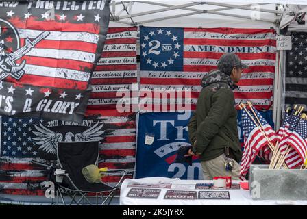 Greeley, Usa. 08. Oktober 2022. Ein Mann schaut auf das Rod of Iron Festival über Pro-gun- und Second-Amendment-Rights-Flaggen zum Verkauf. Das Rod of Iron Freedom Festival ist eine dreitägige Veranstaltung, bei der die zweite Änderung gefeiert wird. Rev. Sean Moon von der Unification Church veranstaltet die Veranstaltung im Tommy Gun Warehouse, die Teilnehmer können auf einem Waffenlager schießen, eine Waffenauktion wird abgehalten, Referenten und eine Waffenlager-Modenschau sind alles Highlights. (Foto von Aimee Dilger/SOPA Images/Sipa USA) Quelle: SIPA USA/Alamy Live News Stockfoto