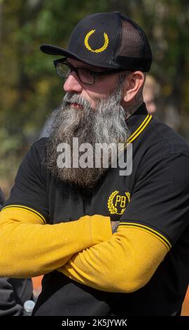 Greeley, Usa. 08. Oktober 2022. Ein Mitglied der Proud Boys wartet auf das Rod of Iron Festival, um mit Menschen zu sprechen, die mehr über sie wissen möchten. Das Rod of Iron Freedom Festival ist eine dreitägige Veranstaltung, bei der die zweite Änderung gefeiert wird. Rev. Sean Moon von der Unification Church veranstaltet die Veranstaltung im Tommy Gun Warehouse, die Teilnehmer können auf einem Waffenlager schießen, eine Waffenauktion wird abgehalten, Referenten und eine Waffenlager-Modenschau sind alles Highlights. (Foto von Aimee Dilger/SOPA Images/Sipa USA) Quelle: SIPA USA/Alamy Live News Stockfoto