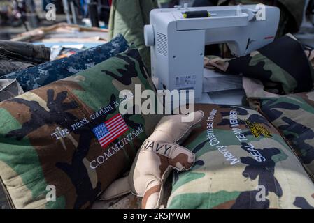 Greeley, Usa. 08. Oktober 2022. Auf dem Rod of Iron Festival werden Kissen und andere Stofftiere aus Militärkleidung verkauft. Das Rod of Iron Freedom Festival ist eine dreitägige Veranstaltung, bei der die zweite Änderung gefeiert wird. Rev. Sean Moon von der Unification Church veranstaltet die Veranstaltung im Tommy Gun Warehouse, die Teilnehmer können auf einem Waffenlager schießen, eine Waffenauktion wird abgehalten, Referenten und eine Waffenlager-Modenschau sind alles Highlights. (Foto von Aimee Dilger/SOPA Images/Sipa USA) Quelle: SIPA USA/Alamy Live News Stockfoto