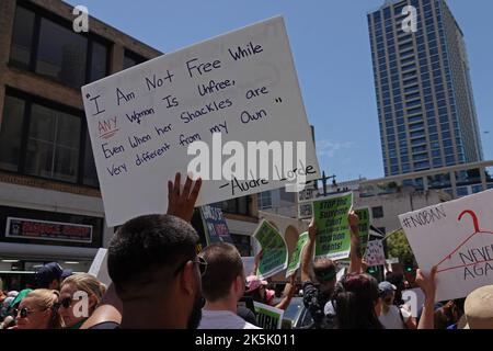 Los Angeles, CA / USA - 14. Mai 2022: Demonstranten, die sich für die Rechte der Frauen auf Fortpflanzungsrechte einsetzen, versammeln sich und halten Schilder in der Innenstadt von L.A. ab Stockfoto