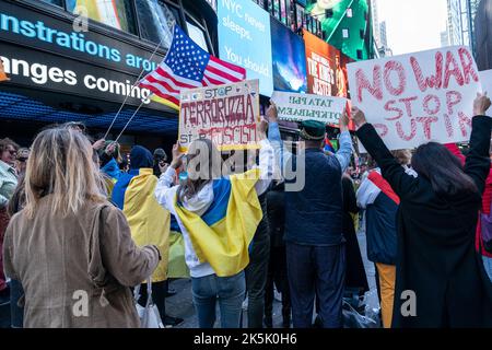 New York, USA. 08. Oktober 2022. Demonstranten versammelten sich am 8. Oktober 2022 auf dem Times Square in New York gegen die russische Aggression gegen die Ukraine. Einige Demonstranten hielten Plakate, die die Explosion auf der Krim-Brücke lobten. (Foto von Lev Radin/Sipa USA) Quelle: SIPA USA/Alamy Live News Stockfoto