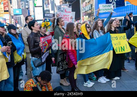 New York, USA. 08. Oktober 2022. Demonstranten versammelten sich am 8. Oktober 2022 auf dem Times Square in New York gegen die russische Aggression gegen die Ukraine. Einige Demonstranten hielten Plakate, die die Explosion auf der Krim-Brücke lobten. (Foto von Lev Radin/Sipa USA) Quelle: SIPA USA/Alamy Live News Stockfoto