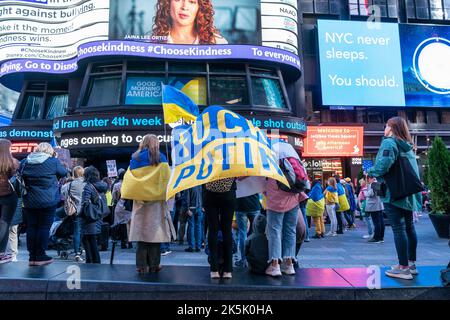 New York, USA. 08. Oktober 2022. Demonstranten versammelten sich am 8. Oktober 2022 auf dem Times Square in New York gegen die russische Aggression gegen die Ukraine. Einige Demonstranten hielten Plakate, die die Explosion auf der Krim-Brücke lobten. (Foto von Lev Radin/Sipa USA) Quelle: SIPA USA/Alamy Live News Stockfoto