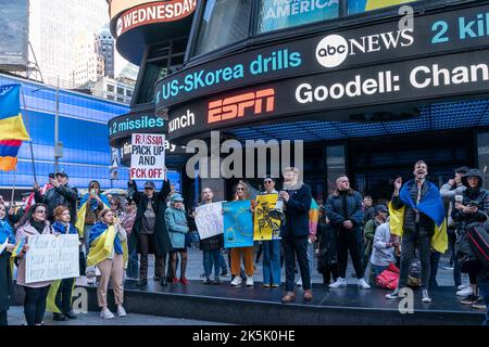 New York, USA. 08. Oktober 2022. Demonstranten versammelten sich am 8. Oktober 2022 auf dem Times Square in New York gegen die russische Aggression gegen die Ukraine. Einige Demonstranten hielten Plakate, die die Explosion auf der Krim-Brücke lobten. (Foto von Lev Radin/Sipa USA) Quelle: SIPA USA/Alamy Live News Stockfoto