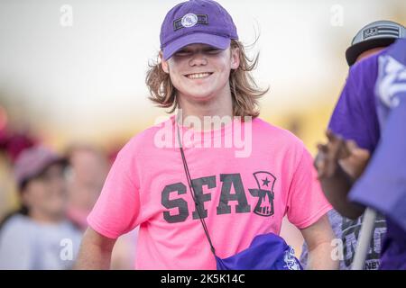 8. Oktober 2022: Ein Stephen F. Austin-Fan lächelt während des NCAA-Fußballspiels zwischen den Abilene Christian Wildcats und den Stephen F. Austin Lumberjacks im Homer Bryce Stadium in Nacogdoches, Texas. Prentice C. James/CSM Stockfoto