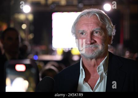 Rom, Italien. 08. Oktober 2022. Der ehemalige Nationaltrainer Rudi Völler spricht im Interview. In Rom sprach Völler vor Publikum mit dem deutschen Botschafter in Italien auf der Bühne. Quelle: Johannes Neudecker/dpa/Alamy Live News Stockfoto