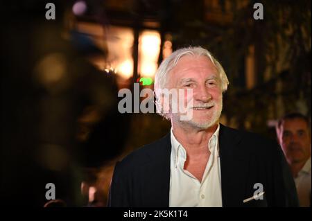 Rom, Italien. 08. Oktober 2022. Der ehemalige Nationaltrainer Rudi Völler lächelt am Rande einer Veranstaltung in Rom. In Rom sprach Völler vor Publikum mit dem deutschen Botschafter in Italien auf der Bühne. Quelle: Johannes Neudecker/dpa/Alamy Live News Stockfoto