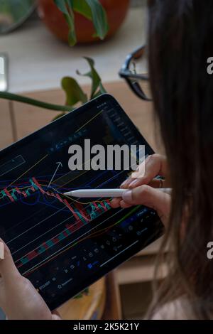 Junge Frau, die im modernen Büro arbeitet.Technische Preisgrafik und Indikator Stockfoto