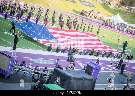 8. Oktober 2022: Die amerikanische Flagge wird vor dem NCAA-Fußballspiel zwischen den Abilene Christian Wildcats und den Stephen F. Austin Lumberjacks im Homer Bryce Stadium in Nacogdoches, Texas, entrollt. Prentice C. James/CSM Stockfoto