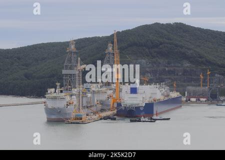 Sep 6, 2022-Geoje, Südkorea-Schlepper arbeiten nach dem Treffer des Super-Taifuns Hinnamnor auf DSME in Geoje, Südkorea. Weitere acht Personen wurden in untergetauchten Tiefgaragen in der südöstlichen Stadt Pohang als vermisst gemeldet, sagten Beamte am Dienstag, dass die Mautgebühr vom Taifun Hinnamnor auf zwei Tote und 10 nicht entfiel. Stockfoto