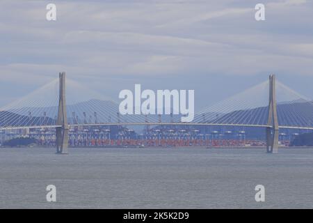 Sep 6, 2022-Geoje, Südkorea-Allgemein gesehen von der Geoga Brücke über Busan New Port, Blick vom Oi po-Ri Hafen in Geoje, Südkorea. Weitere acht Personen wurden in untergetauchten Tiefgaragen in der südöstlichen Stadt Pohang als vermisst gemeldet, sagten Beamte am Dienstag, dass die Mautgebühr vom Taifun Hinnamnor auf zwei Tote und 10 nicht entfiel. Stockfoto