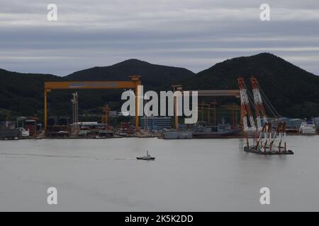 Sep 6, 2022-Geoje, Südkorea-Tugboat-Arbeit nach einem Super-Taifun-Hinnamnor-Treffer bei DSME in Geoje, Südkorea. Weitere acht Personen wurden in untergetauchten Tiefgaragen in der südöstlichen Stadt Pohang als vermisst gemeldet, sagten Beamte am Dienstag, dass die Mautgebühr vom Taifun Hinnamnor auf zwei Tote und 10 nicht entfiel. Stockfoto