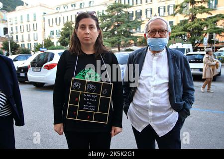 Salerno, Salerno, Italien. 8. Oktober 2022. Salerno, Italien - Oktober 08/2022 : Junge Studenten und Freiwillige von Verbänden, nahmen an der Veranstaltung Teil, um ihre Nähe zu iranischen Frauen nach dem Tod von Mahsa Amini auszudrücken. Der Iran kurdischer Abstammung, der am 22. Juni von der moralischen Polizei getötet wurde, ist seit der Nachricht von ihrem Tod auf den Straßen des Iran mit Demonstranten gefüllt, die mehr Freiheit und mehr Rechte fordern. Die Regierung reagierte mit gewaltsamer Unterdrückung der Proteste und einer Internetblockade in der Hauptstadt, während im Rest des Landes die Städte nicht mehr reagieren können Stockfoto