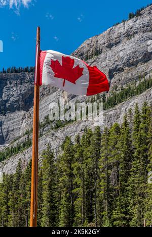 Kanadische Flagge winkt über den Bergen des Banff National Park, Kanada Stockfoto