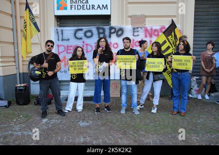 Salerno, Salerno, Italien. 8. Oktober 2022. Salerno, Italien - Oktober 08/2022 : Junge Studenten und Freiwillige von Verbänden, nahmen an der Veranstaltung Teil, um ihre Nähe zu iranischen Frauen nach dem Tod von Mahsa Amini auszudrücken. Der Iran kurdischer Abstammung, der am 22. Juni von der moralischen Polizei getötet wurde, ist seit der Nachricht von ihrem Tod auf den Straßen des Iran mit Demonstranten gefüllt, die mehr Freiheit und mehr Rechte fordern. Die Regierung reagierte mit gewaltsamer Unterdrückung der Proteste und einer Internetblockade in der Hauptstadt, während im Rest des Landes die Städte nicht mehr reagieren können Stockfoto