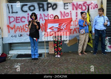 Salerno, Salerno, Italien. 8. Oktober 2022. Salerno, Italien - Oktober 08/2022 : Junge Studenten und Freiwillige von Verbänden, nahmen an der Veranstaltung Teil, um ihre Nähe zu iranischen Frauen nach dem Tod von Mahsa Amini auszudrücken. Der Iran kurdischer Abstammung, der am 22. Juni von der moralischen Polizei getötet wurde, ist seit der Nachricht von ihrem Tod auf den Straßen des Iran mit Demonstranten gefüllt, die mehr Freiheit und mehr Rechte fordern. Die Regierung reagierte mit gewaltsamer Unterdrückung der Proteste und einer Internetblockade in der Hauptstadt, während im Rest des Landes die Städte nicht mehr reagieren können Stockfoto