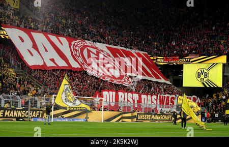 FC Bayern Fans Borussia Dortmund - FC Bayern München Fußball Bundesliga Fußball 1. Bundesliga Saison 2022/ 2023 8.10.2022 © diebilderwelt / Alamy Stock Stockfoto
