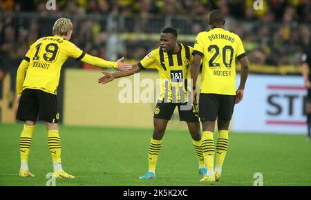 Youssoufa Moukoko von Borussia Dortmund Jubelt Ÿber sein Tor zum 1:2 Julian Brandt von Borussia Dortmund Borussia Dortmund - FC Bayern München Fußball Bundesliga Fußball 1. Bundesliga Saison 2022/ 2023 8.10.2022 © diebilderwelt / Alamy Stock Stockfoto