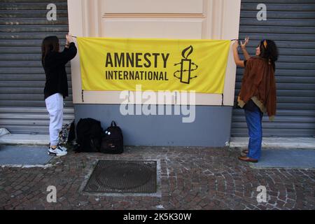 Salerno, Salerno, Italien. 8. Oktober 2022. Salerno, Italien - Oktober 08/2022 : Junge Studenten und Freiwillige von Verbänden, nahmen an der Veranstaltung Teil, um ihre Nähe zu iranischen Frauen nach dem Tod von Mahsa Amini auszudrücken. Der Iran kurdischer Abstammung, der am 22. Juni von der moralischen Polizei getötet wurde, ist seit der Nachricht von ihrem Tod auf den Straßen des Iran mit Demonstranten gefüllt, die mehr Freiheit und mehr Rechte fordern. Die Regierung reagierte mit gewaltsamer Unterdrückung der Proteste und einer Internetblockade in der Hauptstadt, während im Rest des Landes die Städte nicht mehr reagieren können Stockfoto