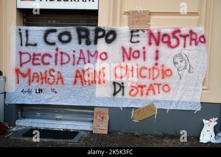 Salerno, Salerno, Italien. 8. Oktober 2022. Salerno, Italien - Oktober 08/2022 : Junge Studenten und Freiwillige von Verbänden, nahmen an der Veranstaltung Teil, um ihre Nähe zu iranischen Frauen nach dem Tod von Mahsa Amini auszudrücken. Der Iran kurdischer Abstammung, der am 22. Juni von der moralischen Polizei getötet wurde, ist seit der Nachricht von ihrem Tod auf den Straßen des Iran mit Demonstranten gefüllt, die mehr Freiheit und mehr Rechte fordern. Die Regierung reagierte mit gewaltsamer Unterdrückung der Proteste und einer Internetblockade in der Hauptstadt, während im Rest des Landes die Städte nicht mehr reagieren können Stockfoto