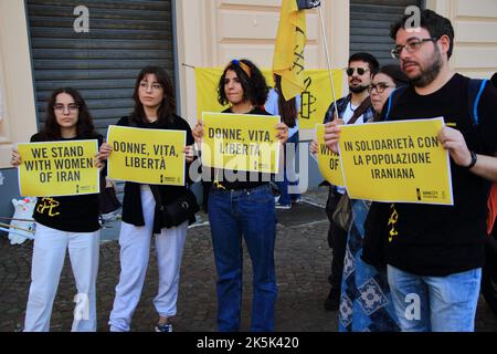 Salerno, Salerno, Italien. 8. Oktober 2022. Salerno, Italien - Oktober 08/2022 : Junge Studenten und Freiwillige von Verbänden, nahmen an der Veranstaltung Teil, um ihre Nähe zu iranischen Frauen nach dem Tod von Mahsa Amini auszudrücken. Der Iran kurdischer Abstammung, der am 22. Juni von der moralischen Polizei getötet wurde, ist seit der Nachricht von ihrem Tod auf den Straßen des Iran mit Demonstranten gefüllt, die mehr Freiheit und mehr Rechte fordern. Die Regierung reagierte mit gewaltsamer Unterdrückung der Proteste und einer Internetblockade in der Hauptstadt, während im Rest des Landes die Städte nicht mehr reagieren können Stockfoto