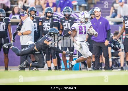 8. Oktober 2022: Abilene Christian Wildcats läuft zurück Jermiah Dobbins (21) löst sich von Stephen F. Austin Lumberjacks Safety Myles Heard (0) ab, um während des NCAA-Fußballspiels zwischen den Abilene Christian Wildcats und den Stephen F. Austin Lumberjacks im Homer Bryce Stadium in Nacogdoches, Texas, einen Touchdown zu erzielen. Prentice C. James/CSM Stockfoto