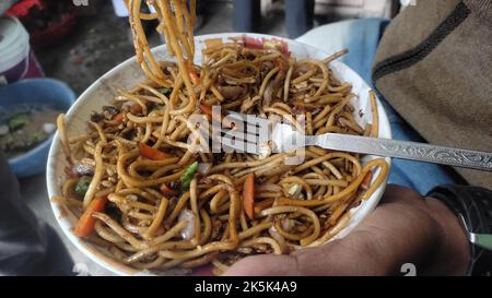 hakka-Nudeln in einer Schüssel serviert. Stockfoto