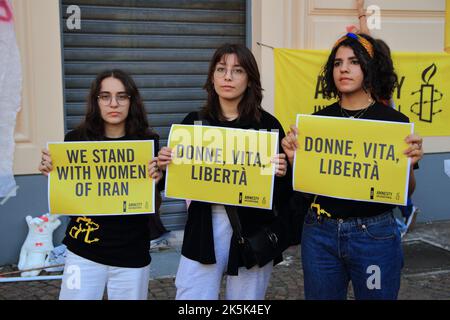 Salerno, Salerno, Italien. 8. Oktober 2022. Salerno, Italien - Oktober 08/2022 : Junge Studenten und Freiwillige von Verbänden, nahmen an der Veranstaltung Teil, um ihre Nähe zu iranischen Frauen nach dem Tod von Mahsa Amini auszudrücken. Der Iran kurdischer Abstammung, der am 22. Juni von der moralischen Polizei getötet wurde, ist seit der Nachricht von ihrem Tod auf den Straßen des Iran mit Demonstranten gefüllt, die mehr Freiheit und mehr Rechte fordern. Die Regierung reagierte mit gewaltsamer Unterdrückung der Proteste und einer Internetblockade in der Hauptstadt, während im Rest des Landes die Städte nicht mehr reagieren können Stockfoto