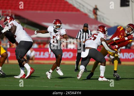 08. Oktober 2022 Washington State Cougars Wide Receiver Lincoln Victor #5 trägt den Ball während des NCAA-Fußballspiels zwischen den Washington State Cougars und den USC-Trojanern im Los Angeles Coliseum in Los Angeles, Kalifornien. Obligatorischer Bildnachweis: Charles Baus/CSM Stockfoto