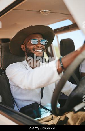 Reisen, Freiheit und Sommer mit Black man fahren im Auto auf Roadtrip Urlaub für Abenteuer, glücklich und Reise. Transport, aufgeregt und lächeln Stockfoto