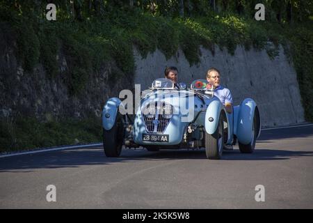 Italien. 7. Oktober 2022. 17. Ausgabe der kulturellen touristischen Veranstaltung für Oldtimer in den historischen Hügeln von Conegliano Valdobbiadene, ein UNESCO-Weltkulturerbe. (Bild: © Mimmo Lamacchia/Pacific Press via ZUMA Press Wire) Stockfoto