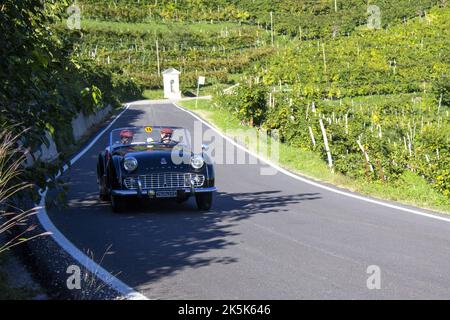 Italien. 7. Oktober 2022. 17. Ausgabe der kulturellen touristischen Veranstaltung für Oldtimer in den historischen Hügeln von Conegliano Valdobbiadene, ein UNESCO-Weltkulturerbe. (Bild: © Mimmo Lamacchia/Pacific Press via ZUMA Press Wire) Stockfoto