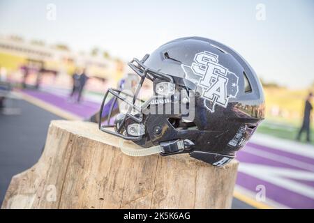 8. Oktober 2022: Vor dem NCAA-Fußballspiel zwischen den Abilene Christian Wildcats und den Stephen F. Austin Lumberjacks im Homer Bryce Stadium in Nacogdoches, Texas, sitzt ein SFA-Helm auf einem Baumstumpf. Prentice C. James/CSM Stockfoto